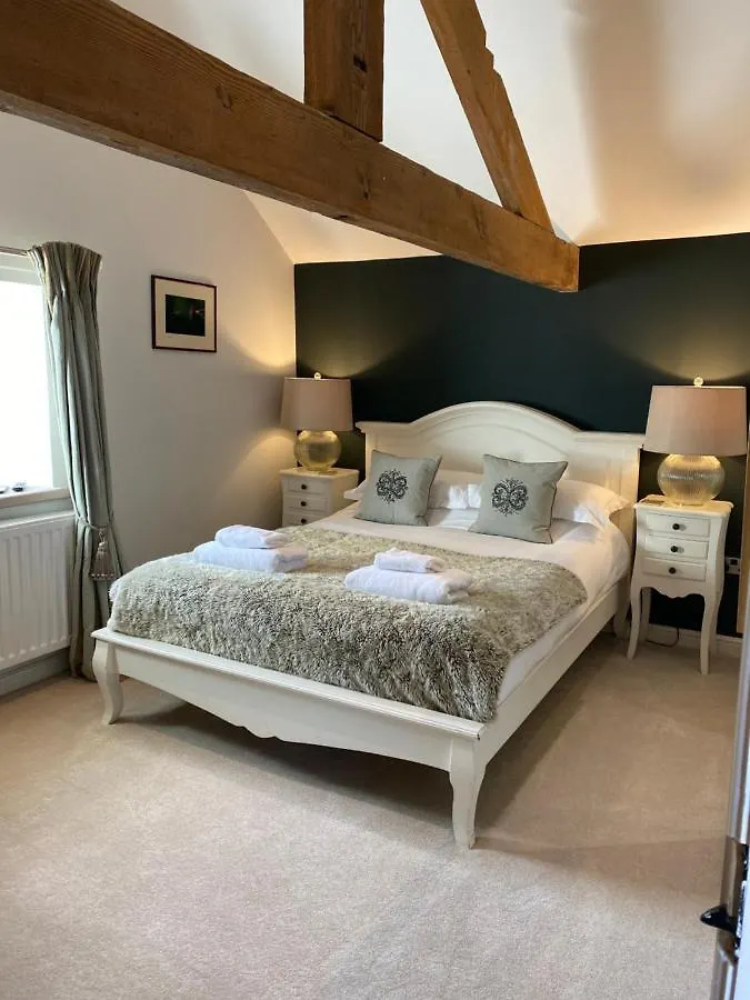 5 Holiday Homes Near Peveril Castle for Peak District Stays